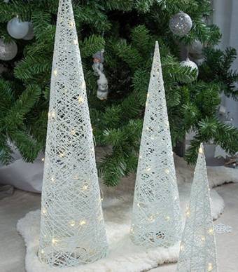 Três decorações em forma de árvore de natal brancas